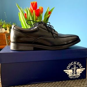 Dockers, men’s endow 2.0 dress shoes. Black leather. Size 10.5 M. Comfort zone.